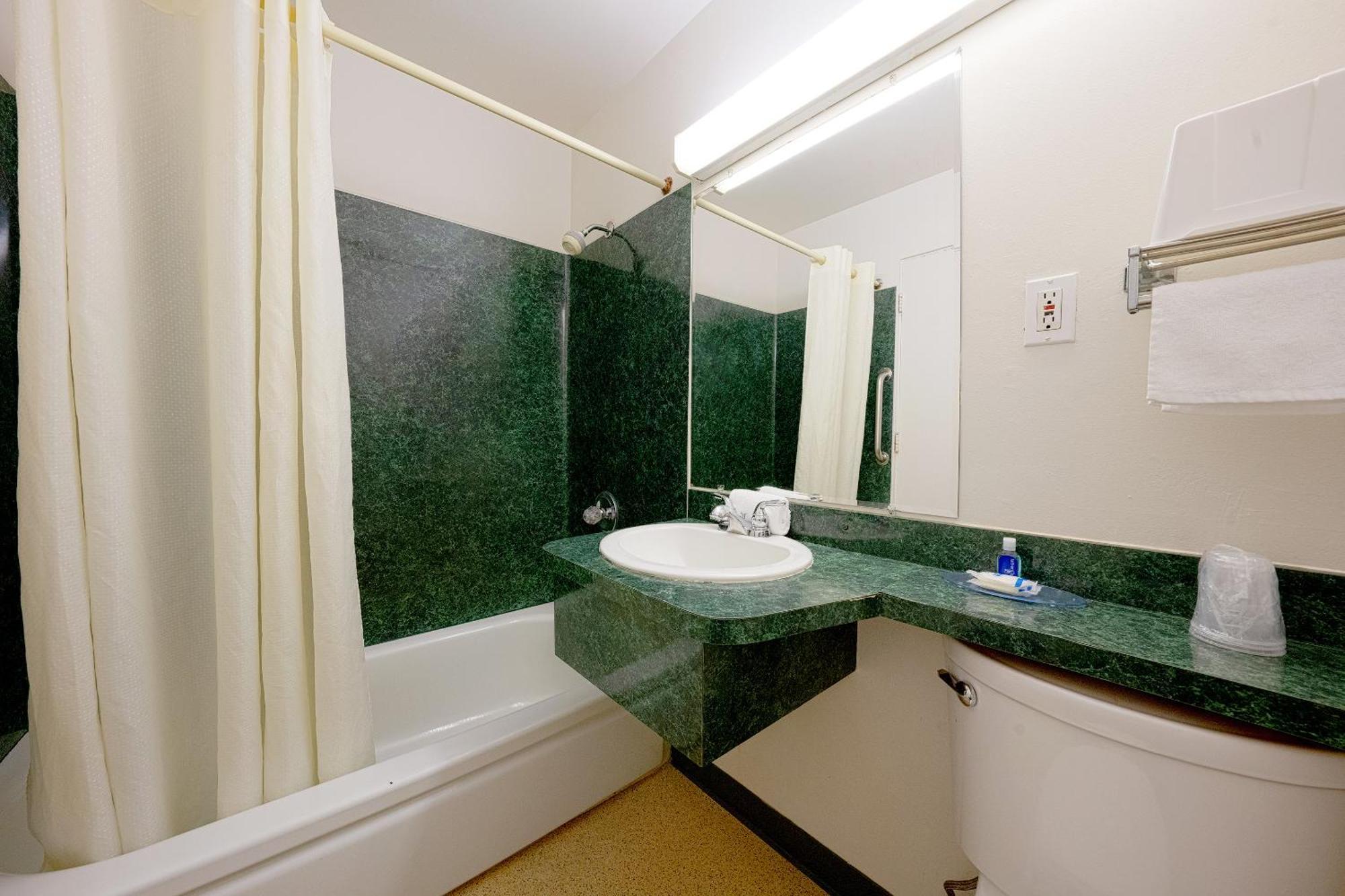 Broadway Downtown Motel 2*